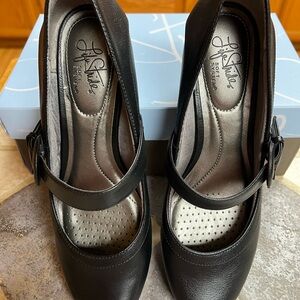 Life Stride Black Heels with moderate Heel and Mary Jane Strap